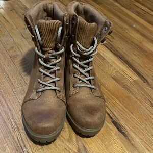 Women’s Size 9 Universal Threads Lace Up Boots